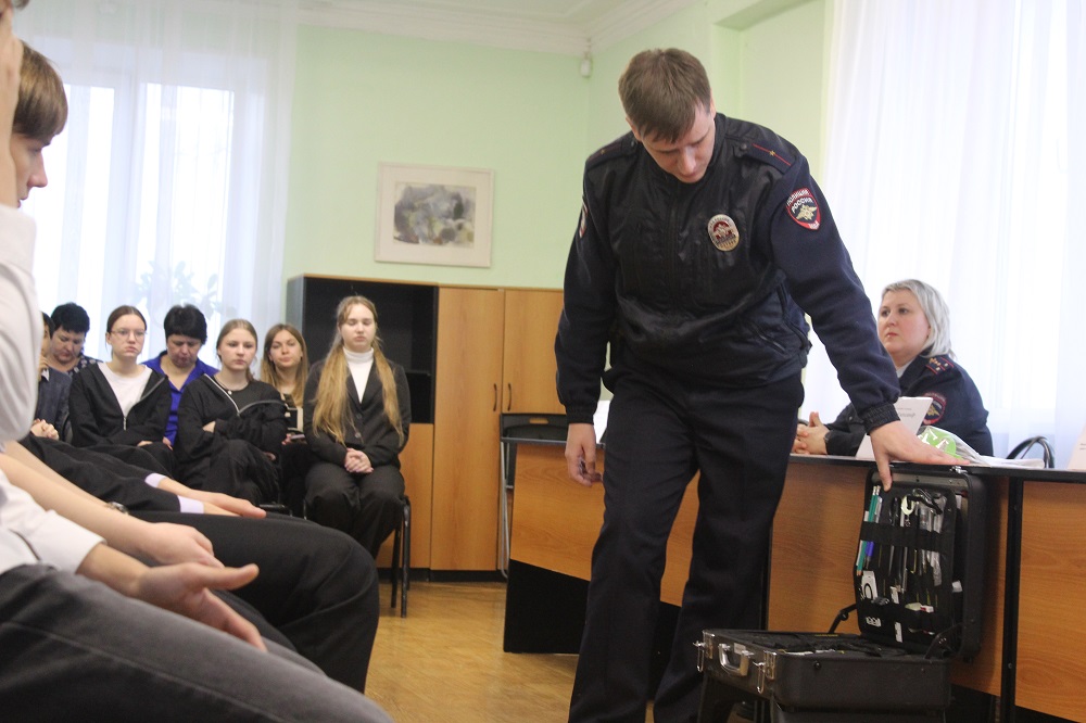 Сотрудники УМВД России «Серпуховское» рассказали старшеклассникам о своей профессии